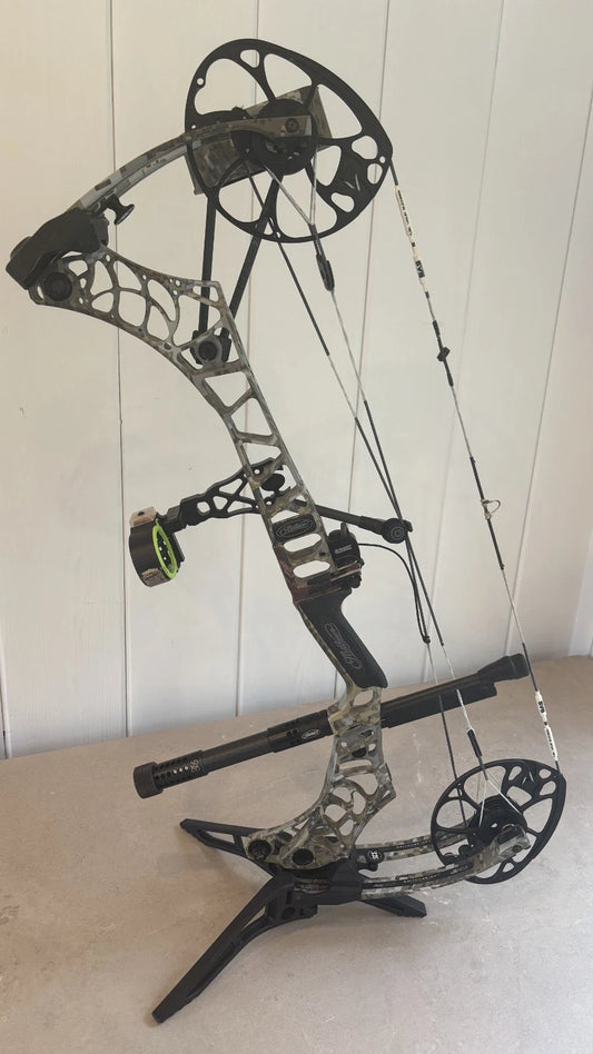 Mathews V3 27 RH Bow w/ Sight, Stabilizer, Quiver, SKB Case 29.5" draw, 60#
