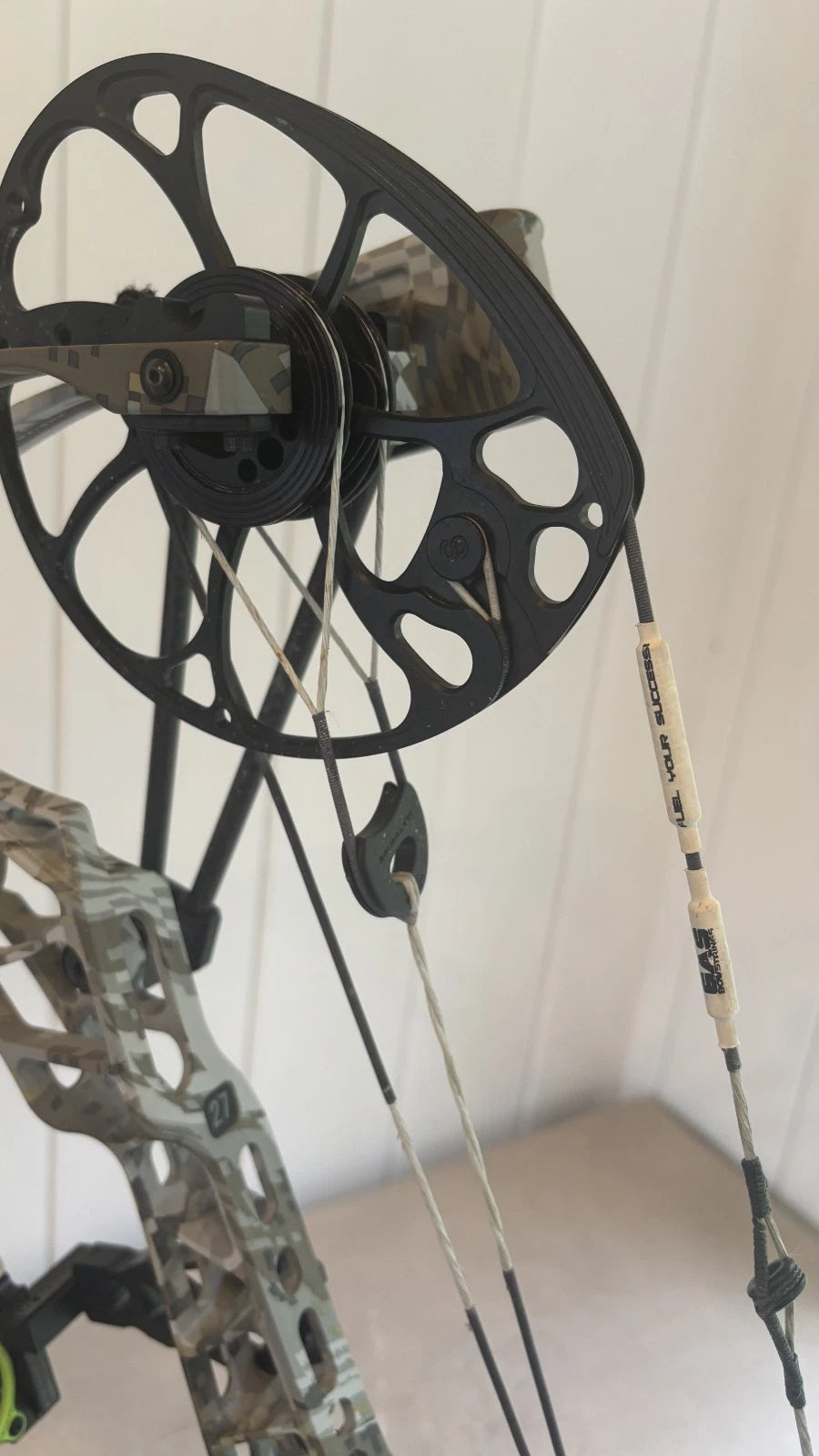 Mathews V3 27 RH Bow w/ Sight, Stabilizer, Quiver, SKB Case 29.5" draw, 60#