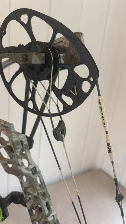Mathews V3 27 RH Bow w/ Sight, Stabilizer, Quiver, SKB Case 29.5" draw, 60#