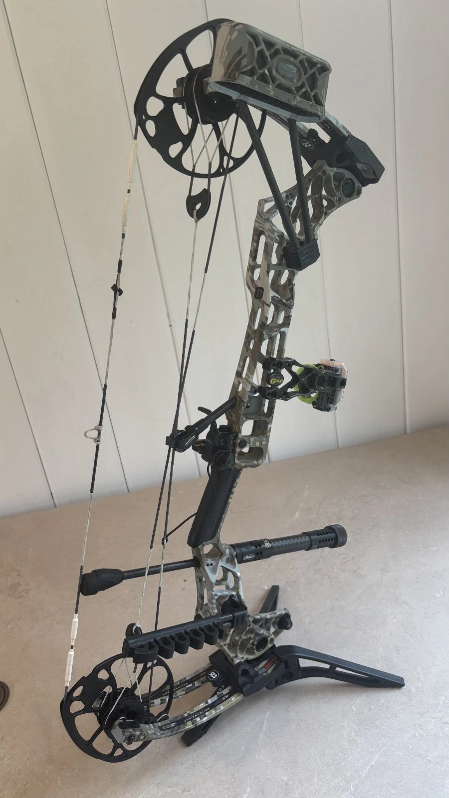 Mathews V3 27 RH Bow w/ Sight, Stabilizer, Quiver, SKB Case 29.5" draw, 60#