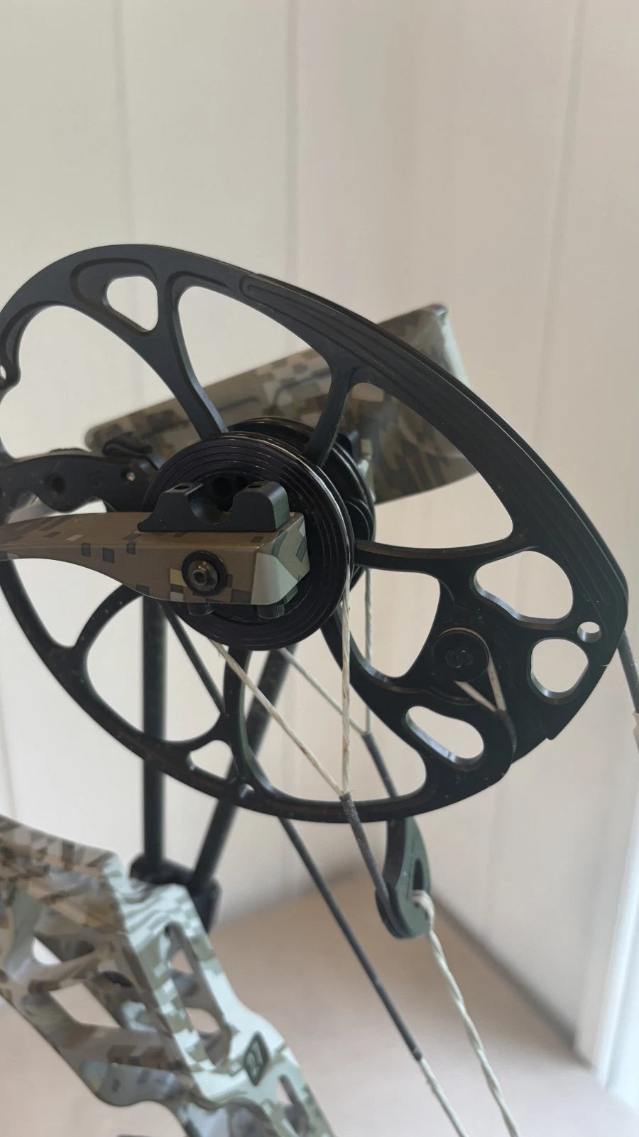 Mathews V3 27 RH Bow w/ Sight, Stabilizer, Quiver, SKB Case 29.5" draw, 60#